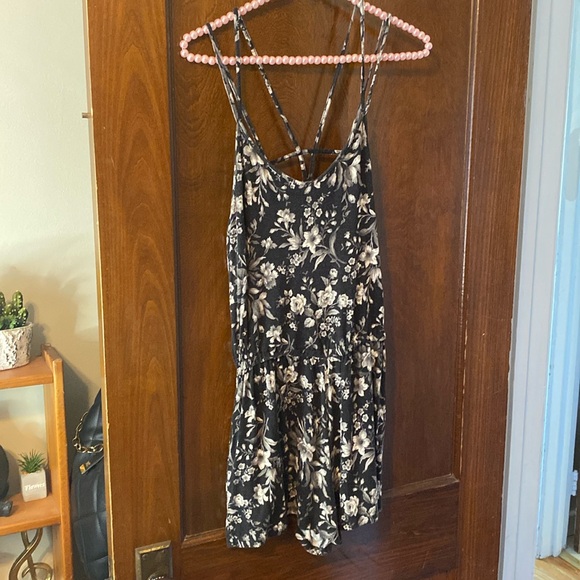 American Eagle soft & sexy black and grey floral romper with pockets ๐๐๐ - Picture 1 of 12